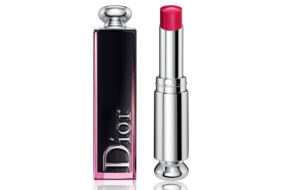 去年人鱼眼泪卖翻！今年日本妹又在抢这支月光唇蜜