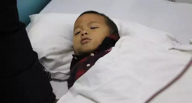 公益行梅县铁汉足球俱乐部为“小洋”献爱心