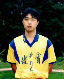 他是中国足球希望之星，最终改考公务员表示“当官比踢球体面”