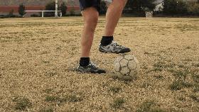 足球教学1v1防守,足球v字拉球视频教学