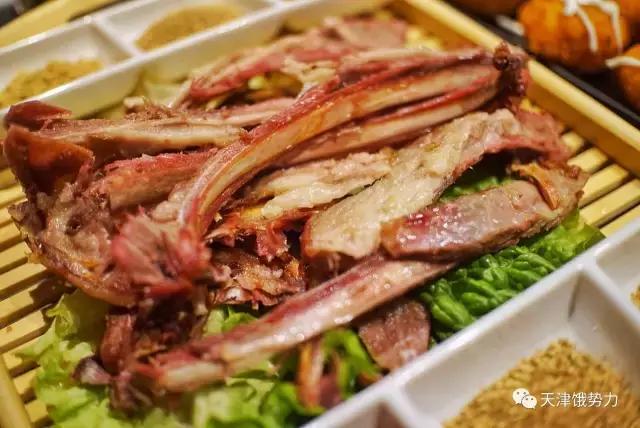 大金链子小手表先吃烧烤后泡澡,大金链子小手表吸着烟