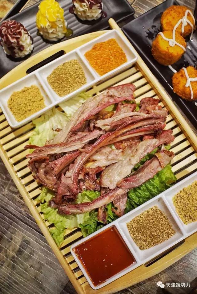 大金链子小手表先吃烧烤后泡澡,大金链子小手表吸着烟