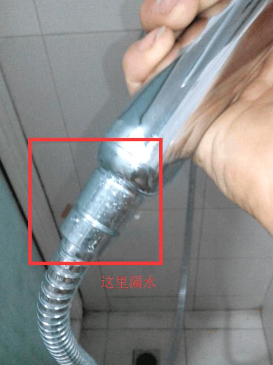 花洒墙里接头漏水解决方法,顶部花洒漏水教你一招轻松修好