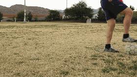 足球教学1v1防守,足球v字拉球视频教学