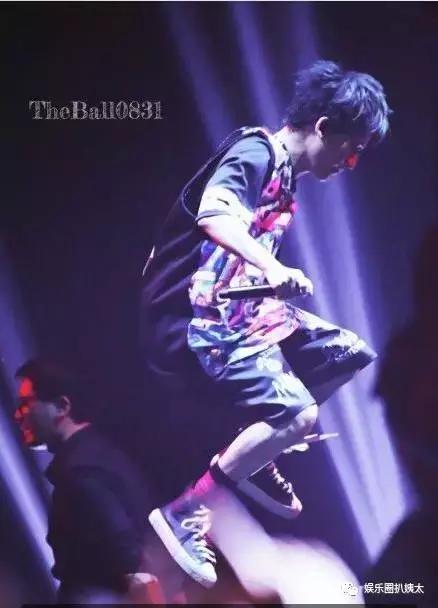 张杰下腰歌唱,张杰大张伟开场舞