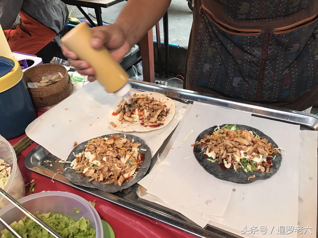 泰国街头小吃烤鸡看着就想吃,泰国街头特色炭烤鸡酱汁