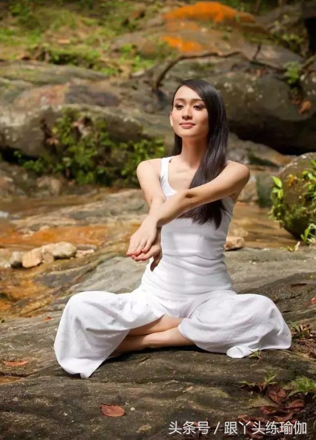 产后瑜伽每天必练8个动作,新妈妈产后恢复妙招教学