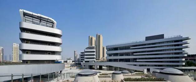 彩练当空水波荡漾：无锡蠡园中学