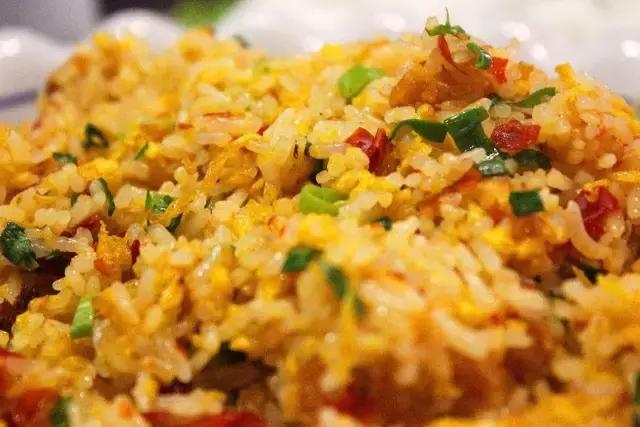 干倒了卖龙虾的，又抢了酒吧生意！这家店到底有什么魔力？