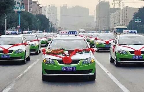 农村最有特色的接亲车队,城里人真会玩迎亲视频