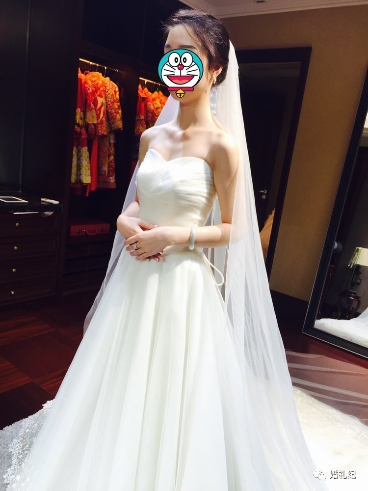 太瘦婚纱撑不起来?她们试完10家店,发现这3个款式最遮骨头