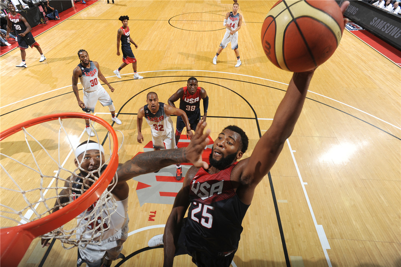 玩篮球和踢足球哪个累,打篮球比羽毛球累吗