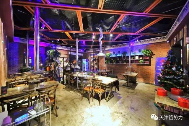 大金链子小手表先吃烧烤后泡澡,大金链子小手表吸着烟