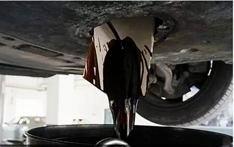 换机油剩下的机油还能加进去用吗,换机油要不要把原先的机油放出