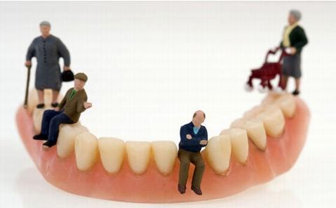 假牙用什么牙刷刷得更干净,假牙用什么牙膏牙刷好