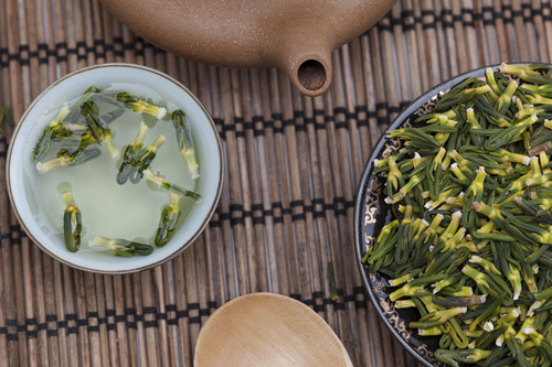 干燥上火吃什么降火,春季干燥易上火记得多喝水