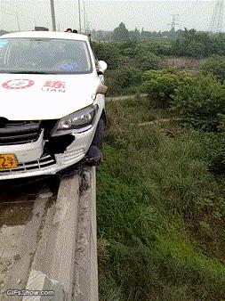 过马路一定要减速慢行,过马路一定要慢点走