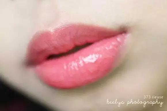 美女抹口红吻男神,涂上喜欢的口红吻最爱的他