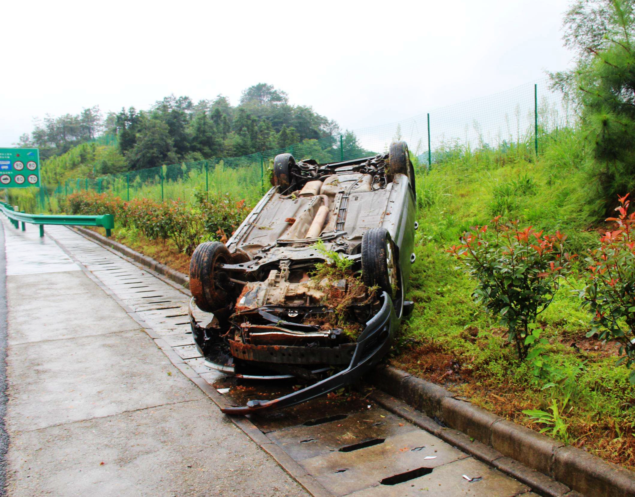 雨天高速公路雨滑现象怎么处理,下雨天车子水滑怎么回事