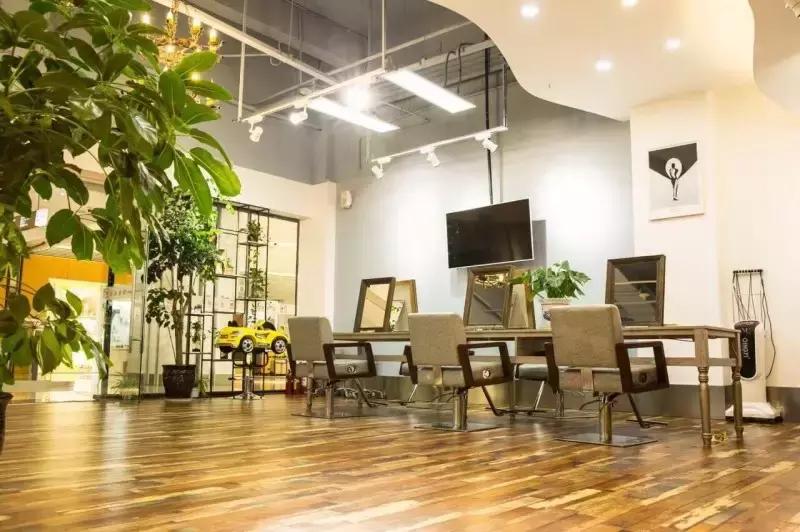 成都妹儿请注意！整容不用去医院，剪个短发也可以！