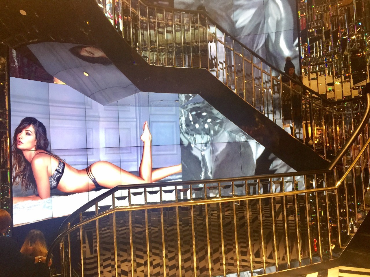 维多利亚的秘密上海有几家店,维多利亚的秘密旗舰店是正品吗