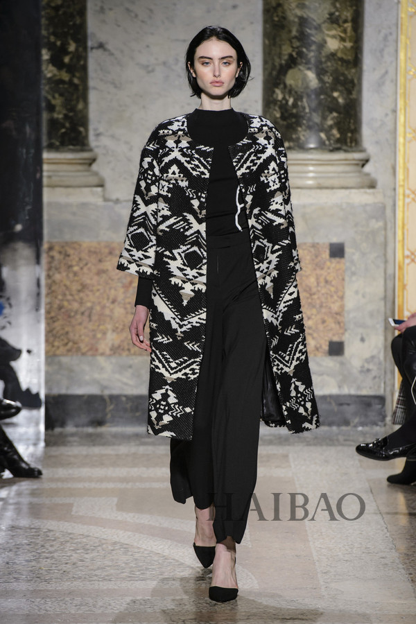智慧女性心目中的最佳气质！MARYLING2017秋冬女装秀，海报网带你亲临2017秋冬米兰时装周