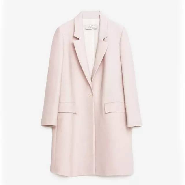 这个从不摘墨镜的酷女孩，竟然把粉红色穿得这么好看！