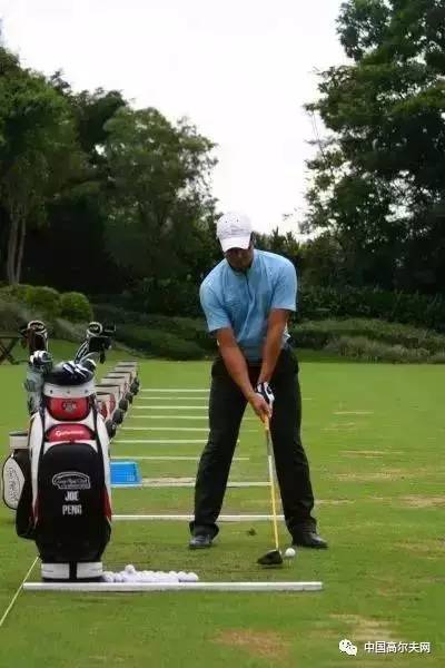 1分钟教你正确的高尔夫姿势,高尔夫的十个小技巧