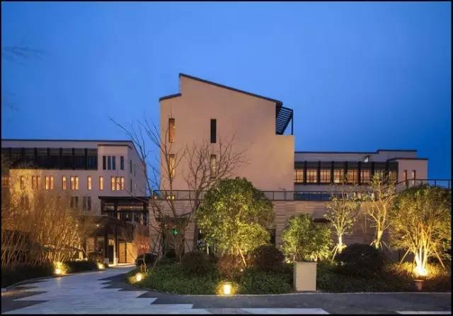 魔都这10家萌宠餐厅酒店，拯救留守在家的喵喵狗狗！咖啡、汉堡、江景……和主子腻在一起！