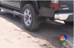 车陷泥坑应该怎么开出来,车陷坑实用办法