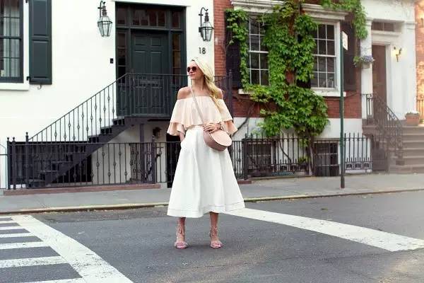 这个从不摘墨镜的酷女孩，竟然把粉红色穿得这么好看！