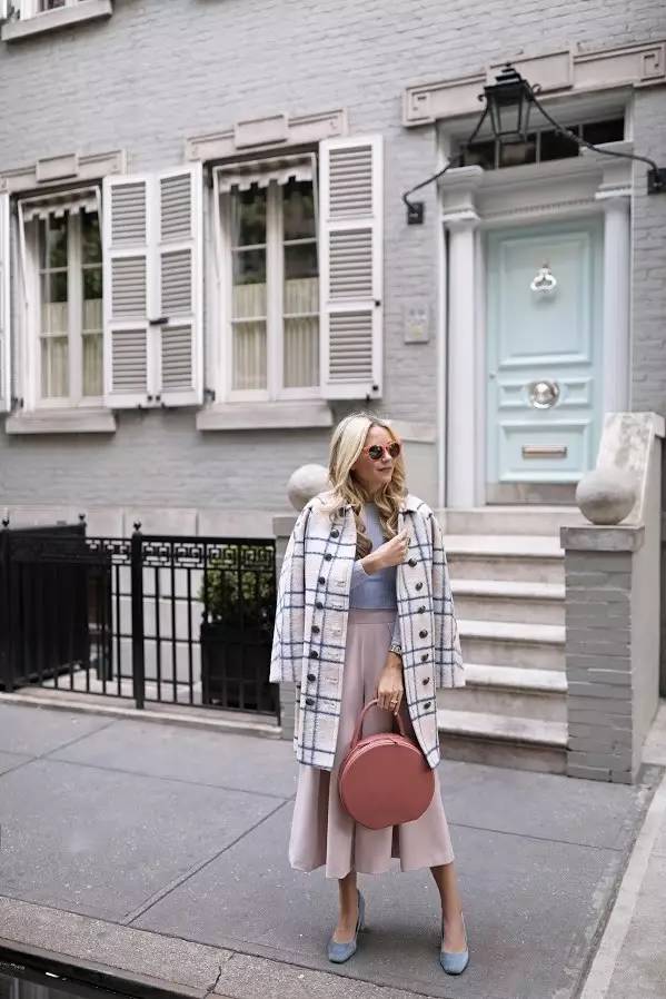 这个从不摘墨镜的酷女孩，竟然把粉红色穿得这么好看！