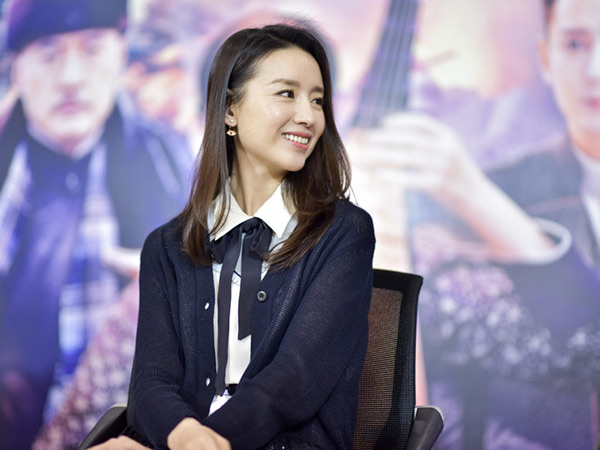 董洁的气质够惊艳,董洁超长头发