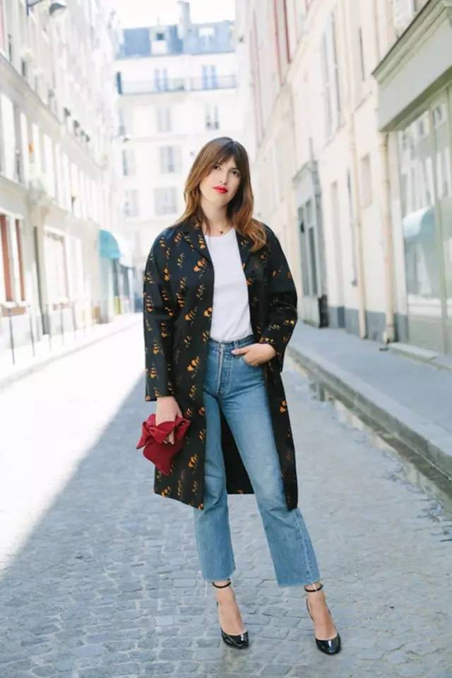 牛仔裤卷裤脚好看还是不卷好看,不剪裤脚的牛仔裤春夏新款