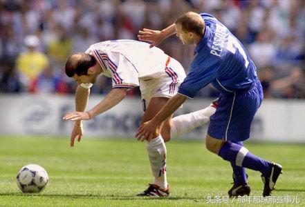 两届世界杯踢丢点球巴乔扼腕痛惜,98年世界杯法国vs意大利点球大战