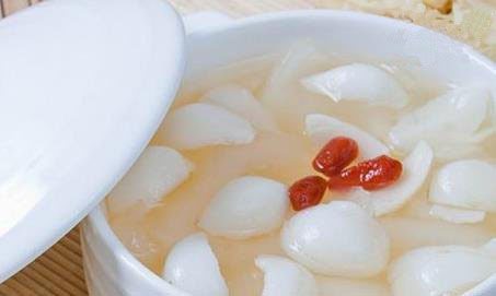 干燥上火吃什么降火,春季干燥易上火记得多喝水