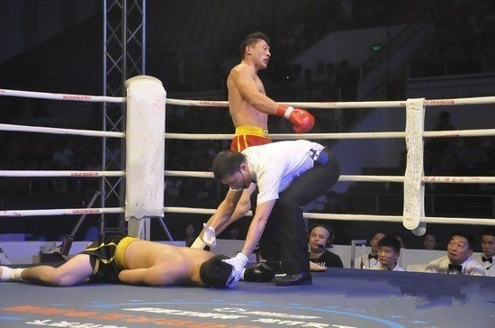 中国散打第一人迎战世界冠军被ko,22岁散打冠军被51岁大爷打死