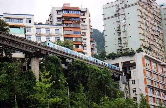 自从踏上重庆地铁2号线，减肥之路越来越远，美食吃得停不下来~