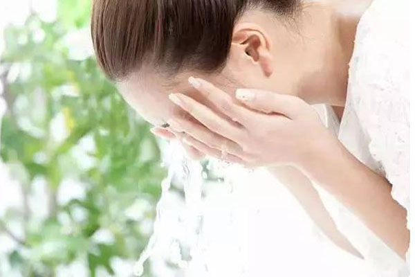 水加什么东西能皮肤变白,水加什么能使皮肤变白