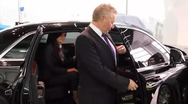 劳斯莱斯车里面的伞是干什么的,劳斯莱斯自带雨伞是什么样的