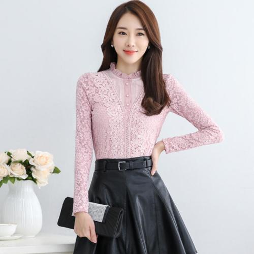 蕾丝小衫顺其自然的成为了今年春季非常流行的一款上装