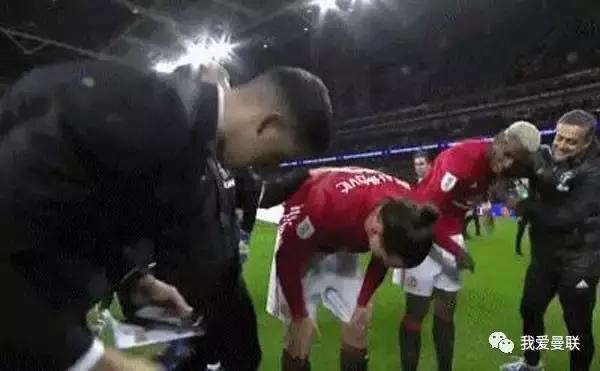 曼联首冠绝非终点,穆帅了却弗爵最大夙愿!颁奖典礼一瞬间太酷了