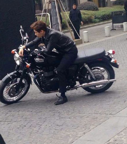 鹿晗骑摩托图片,鹿晗拍过的所有视频