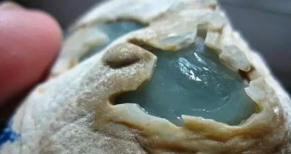 顶级玻璃种全脱沙翡翠原石,缅甸翡翠原石顶级的一公斤多少钱