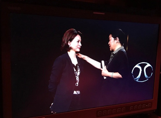 央视主持人董卿和倪萍的视频,两代央视一姐董卿倪萍同框