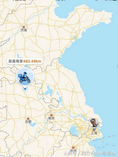 趣图：别人的足球场在脚下，而他，把足球场顶在头上的男人！