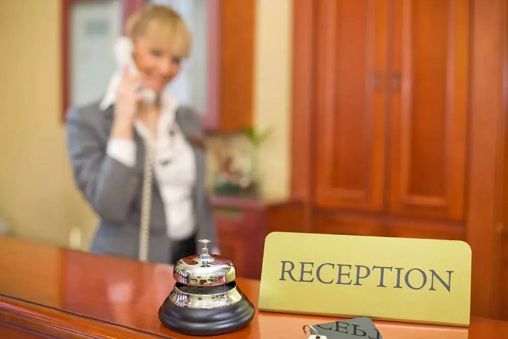 分析酒店运营的过程,酒店应该对员工怎么样