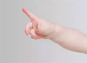 四岁女孩手指被截,一个女生下意识的小动作