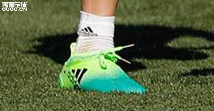 皇马阿迪达斯黑色,皇马群星最新配色