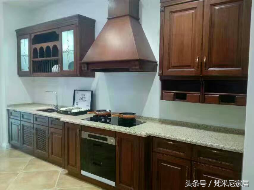 长沙梅溪湖壹号陈先生定制橱柜前看过几款不同的实物照